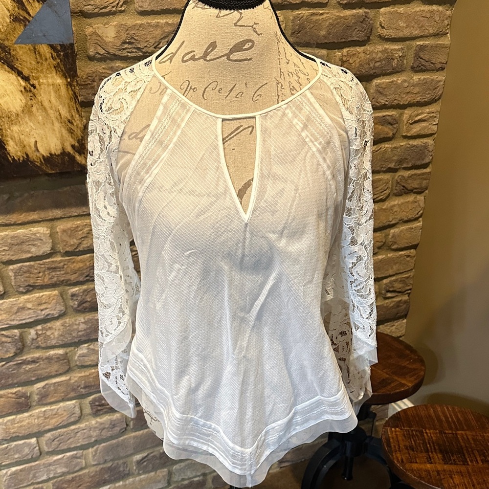 🌷🌷NEW BCBG Maxazria Lace Sleeve Women’s Blouse- S